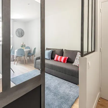 1 Bedroomed Repos * パリ